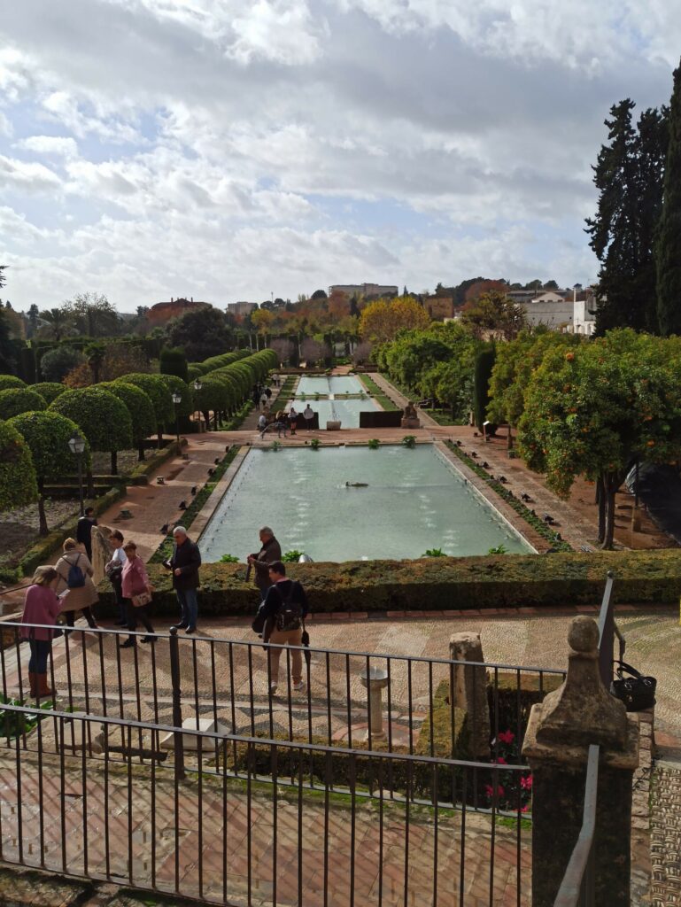 Jardines del Alcázar de los Reyes Cristianos en Córdoba, con estanques y cipreses