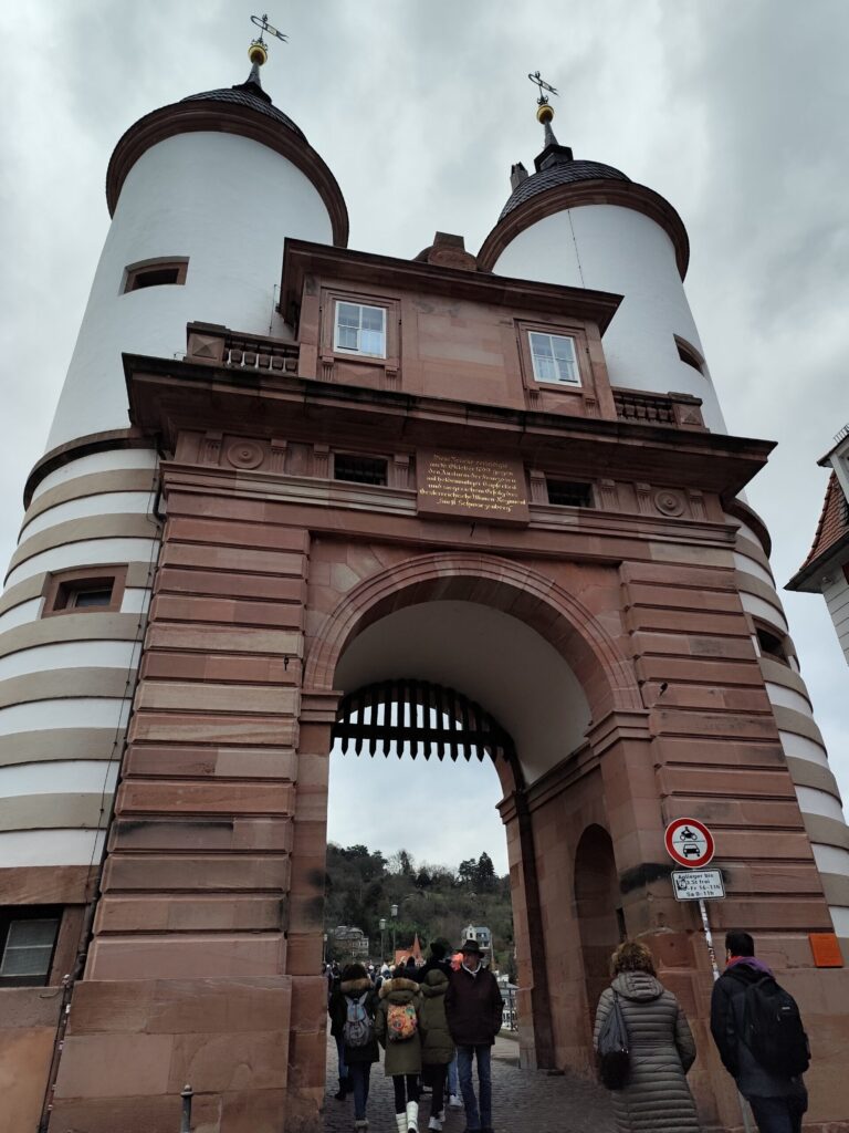 La Puerta del Puente Viejo de Heidelberg, con sus dos torres blancas