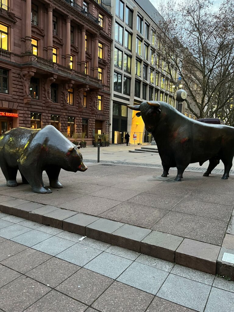 Estatuas del oso y el toro frente a la Bolsa de Frankfurt