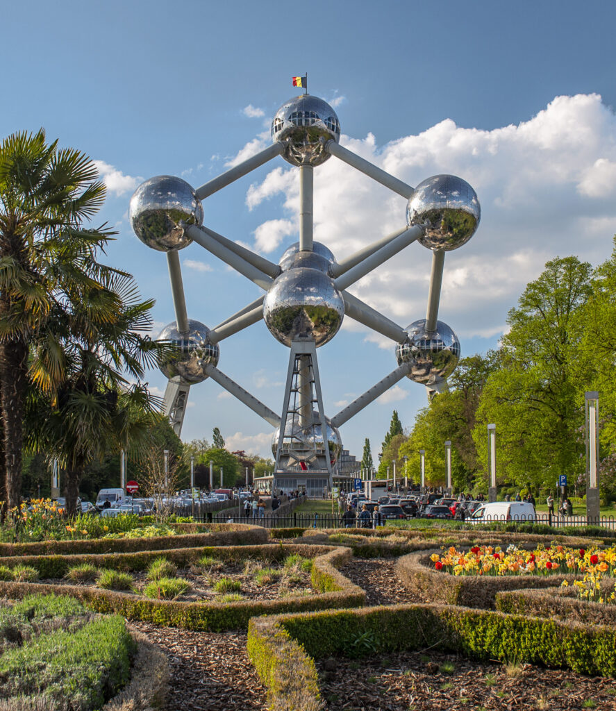 El Atomium de Bruselas rodeado de jardines con tulipanes