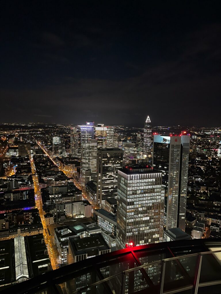 Vista nocturna del perfil de rascacielos de Frankfurt desde un mirador