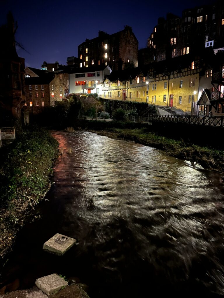 El Dean Village de Edimburgo de noche, con el río Water of Leith y las casas iluminadas